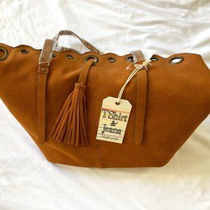T-shirt and jeans Vienna tote suede bag